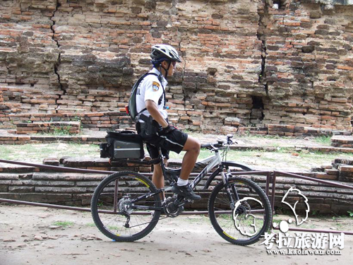 泰国骑自行车的警察